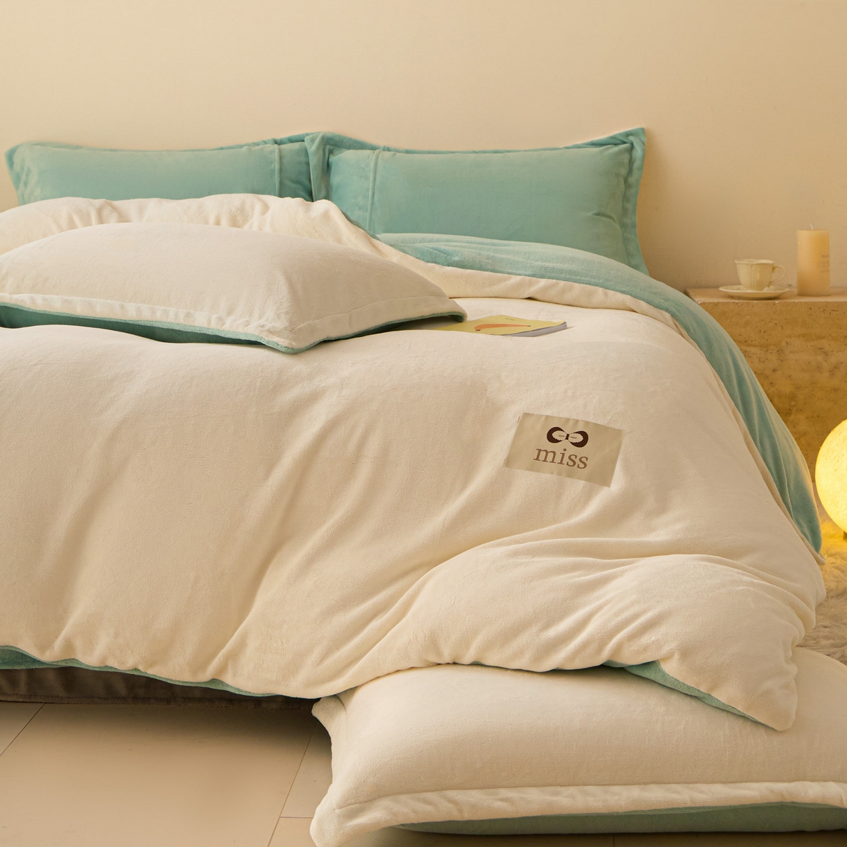 91家纺网 家纺一手货源 找家纺 鑫琪莱家纺 2025新款高克重牛奶绒双拼四件套 银鱼白嫩荷绿