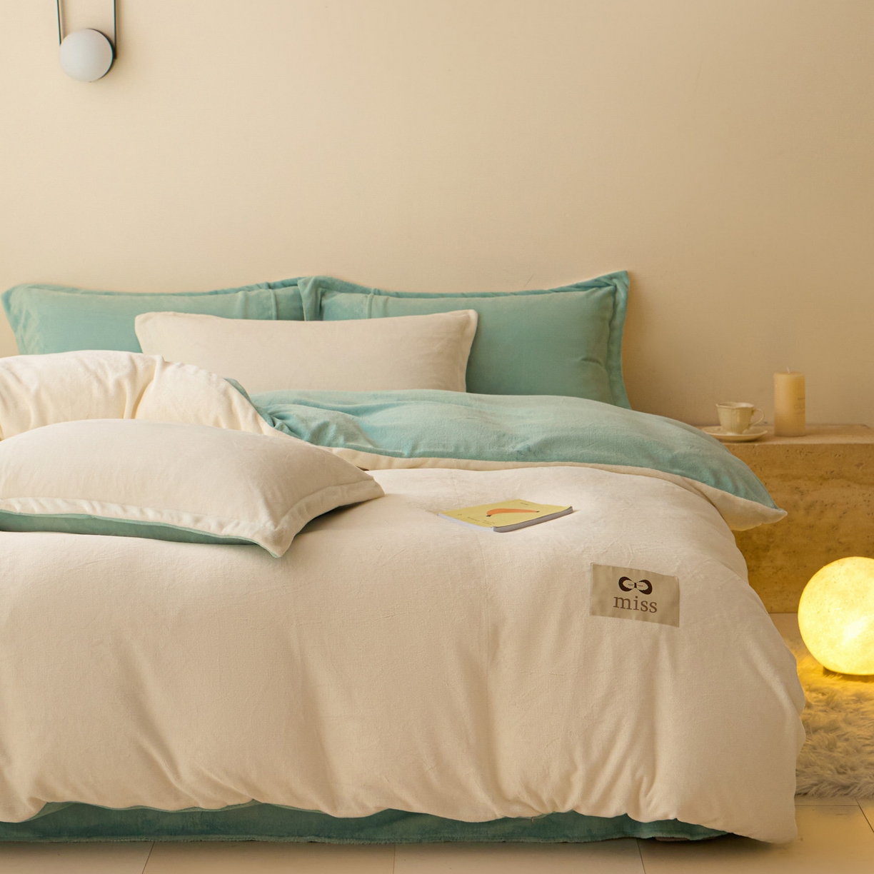 91家纺网 家纺一手货源 找家纺 鑫琪莱家纺 2025新款高克重牛奶绒双拼四件套 银鱼白嫩荷绿