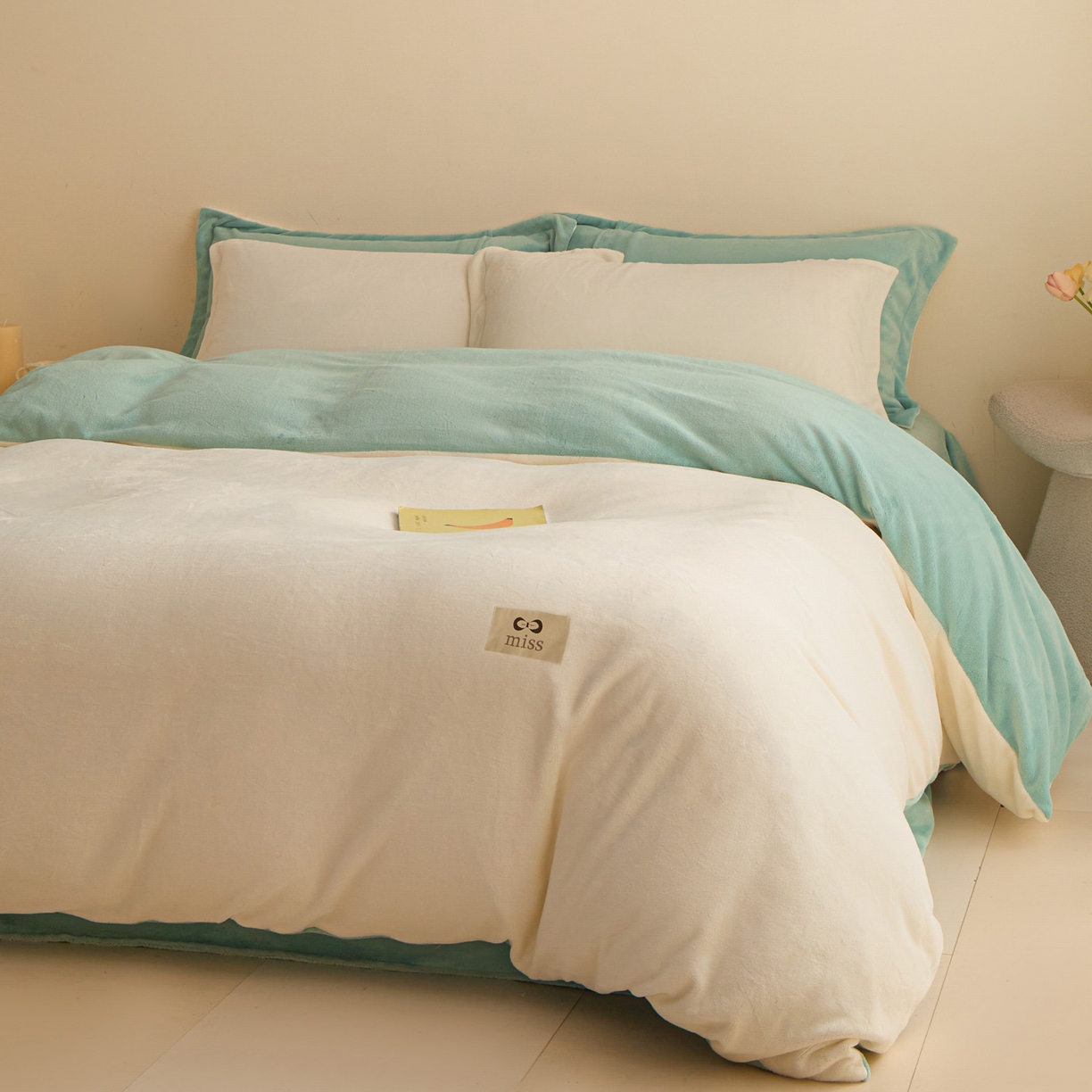 91家纺网 家纺一手货源 找家纺 鑫琪莱家纺 2025新款高克重牛奶绒双拼四件套 银鱼白嫩荷绿