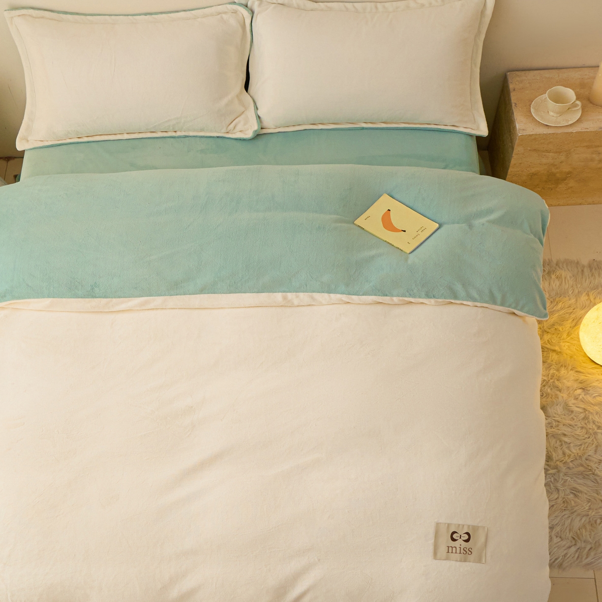 91家纺网 家纺一手货源 找家纺 鑫琪莱家纺 2025新款高克重牛奶绒双拼四件套 银鱼白嫩荷绿