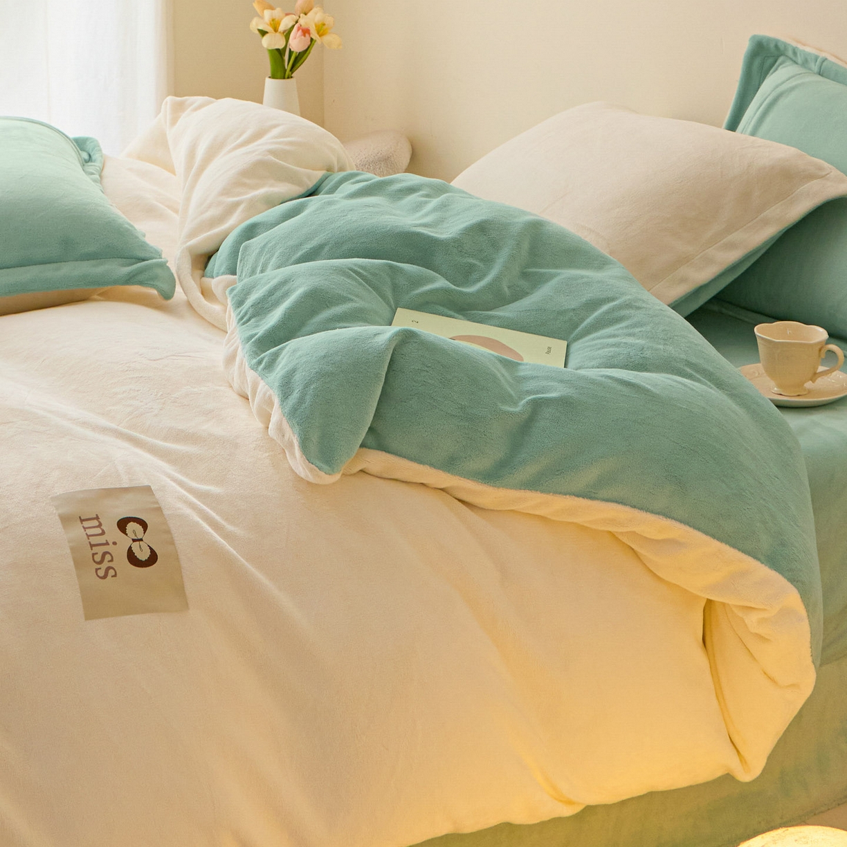 91家纺网 家纺一手货源 找家纺 鑫琪莱家纺 2025新款高克重牛奶绒双拼四件套 银鱼白嫩荷绿