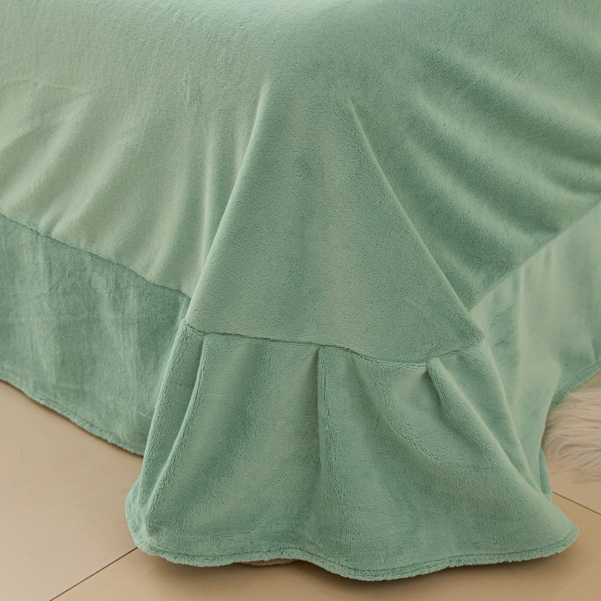 91家纺网 家纺一手货源 找家纺 鑫琪莱家纺 2025新款高克重牛奶绒双拼四件套 银鱼白嫩荷绿