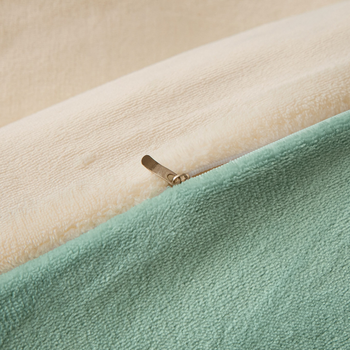 91家纺网 家纺一手货源 找家纺 鑫琪莱家纺 2025新款高克重牛奶绒双拼四件套 银鱼白嫩荷绿