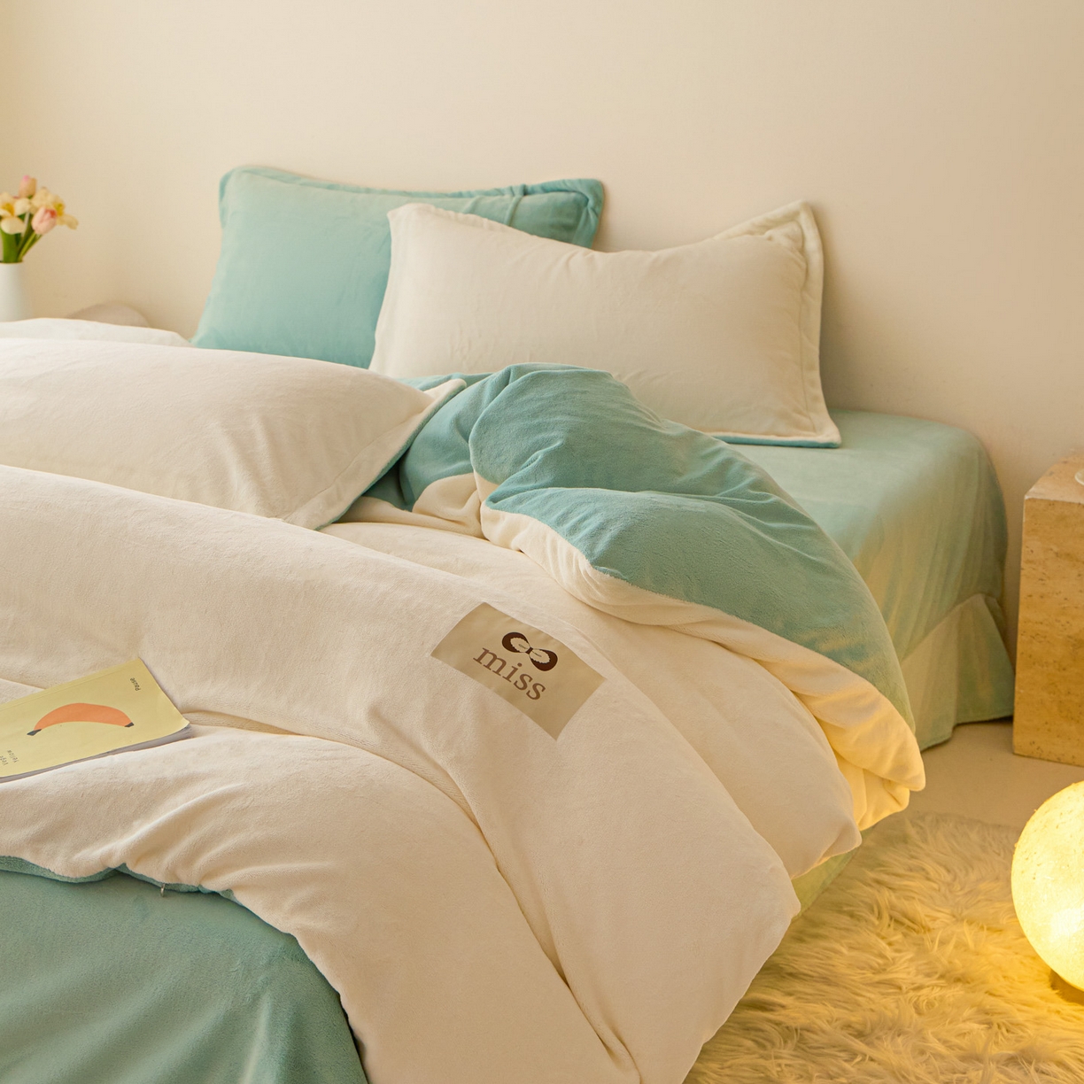 91家纺网 家纺一手货源 找家纺 鑫琪莱家纺 2025新款高克重牛奶绒双拼四件套 银鱼白嫩荷绿
