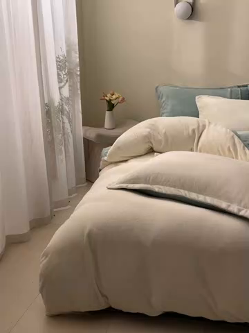 91家纺网 家纺一手货源 找家纺 鑫琪莱家纺 2025新款高克重牛奶绒双拼四件套 银鱼白嫩荷绿