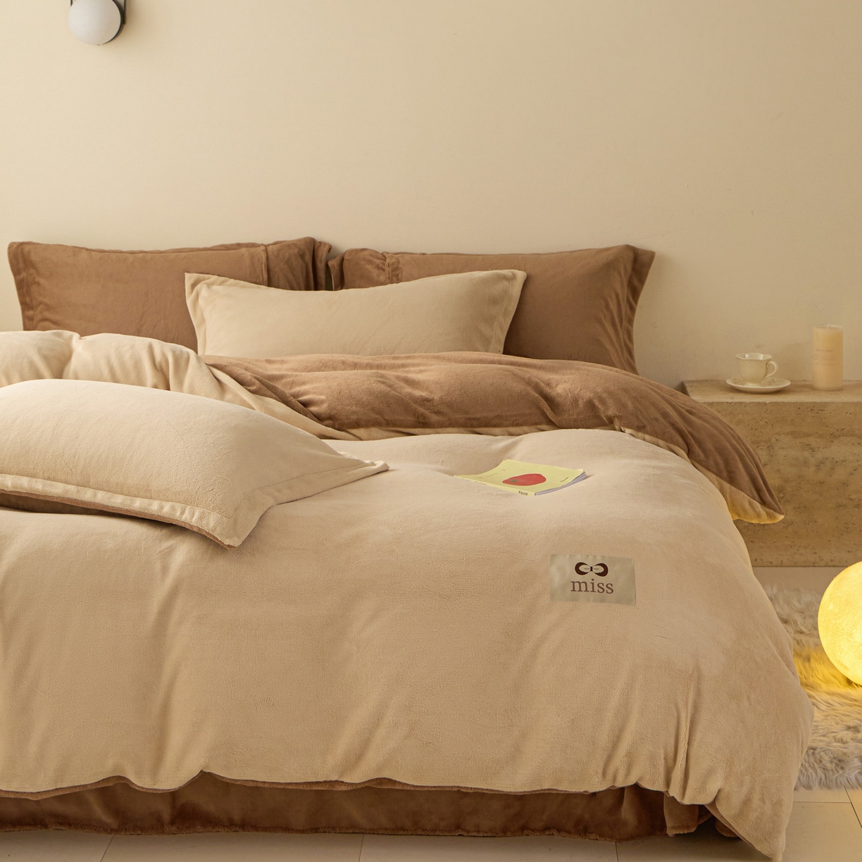 91家纺网 家纺一手货源 找家纺 鑫琪莱家纺 2025新款高克重牛奶绒双拼四件套 杏仁奶咖