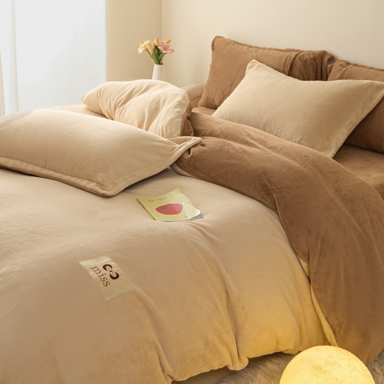 91家纺网 家纺一手货源 找家纺 鑫琪莱家纺 2025新款高克重牛奶绒双拼四件套 杏仁奶咖