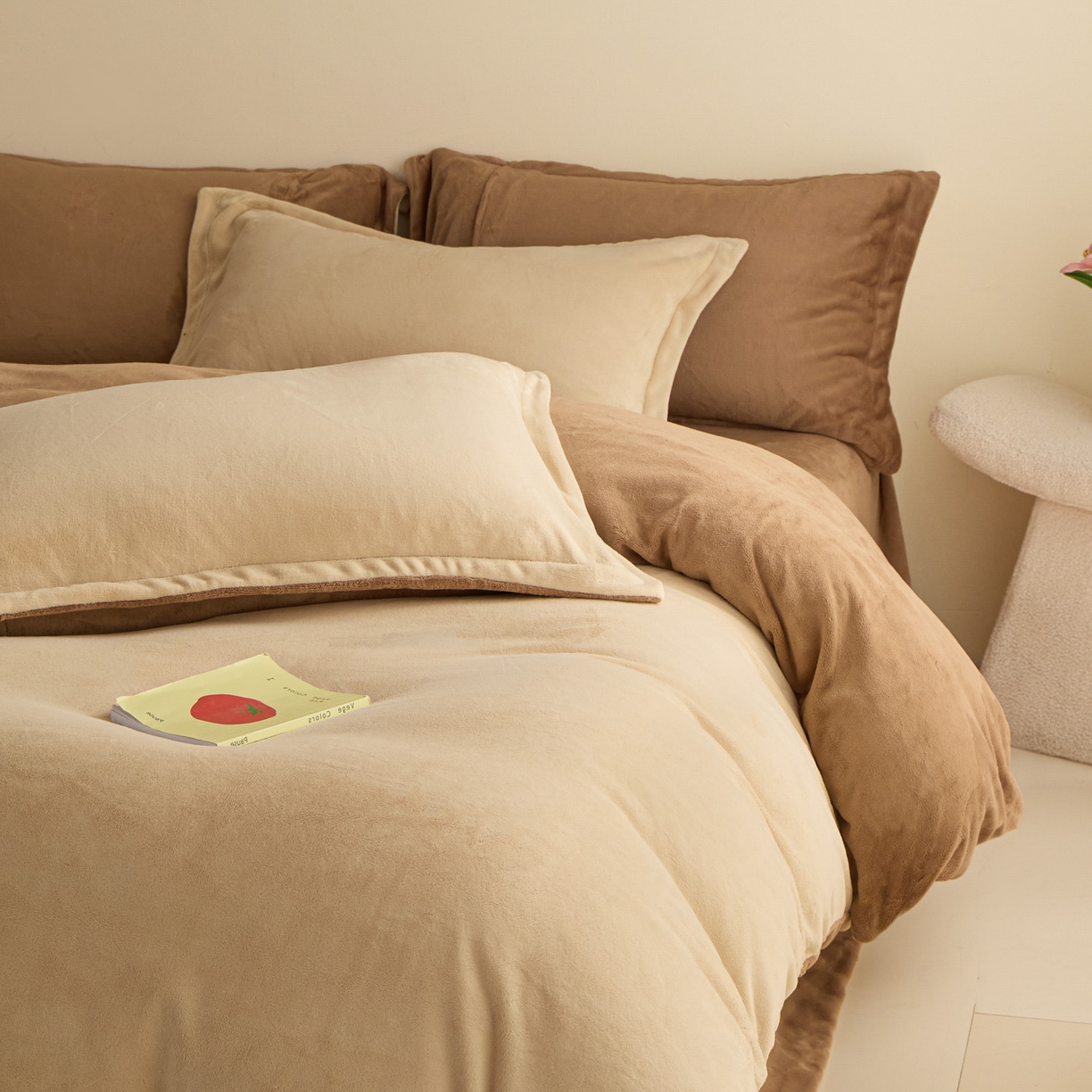 91家纺网 家纺一手货源 找家纺 鑫琪莱家纺 2025新款高克重牛奶绒双拼四件套 杏仁奶咖