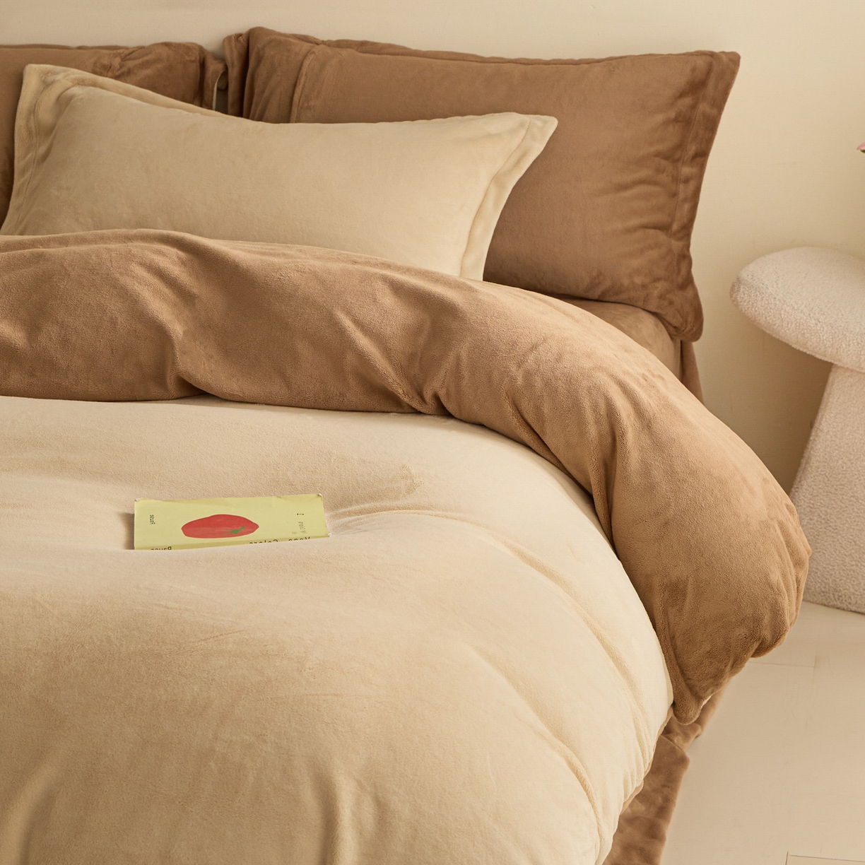 91家纺网 家纺一手货源 找家纺 鑫琪莱家纺 2025新款高克重牛奶绒双拼四件套 杏仁奶咖