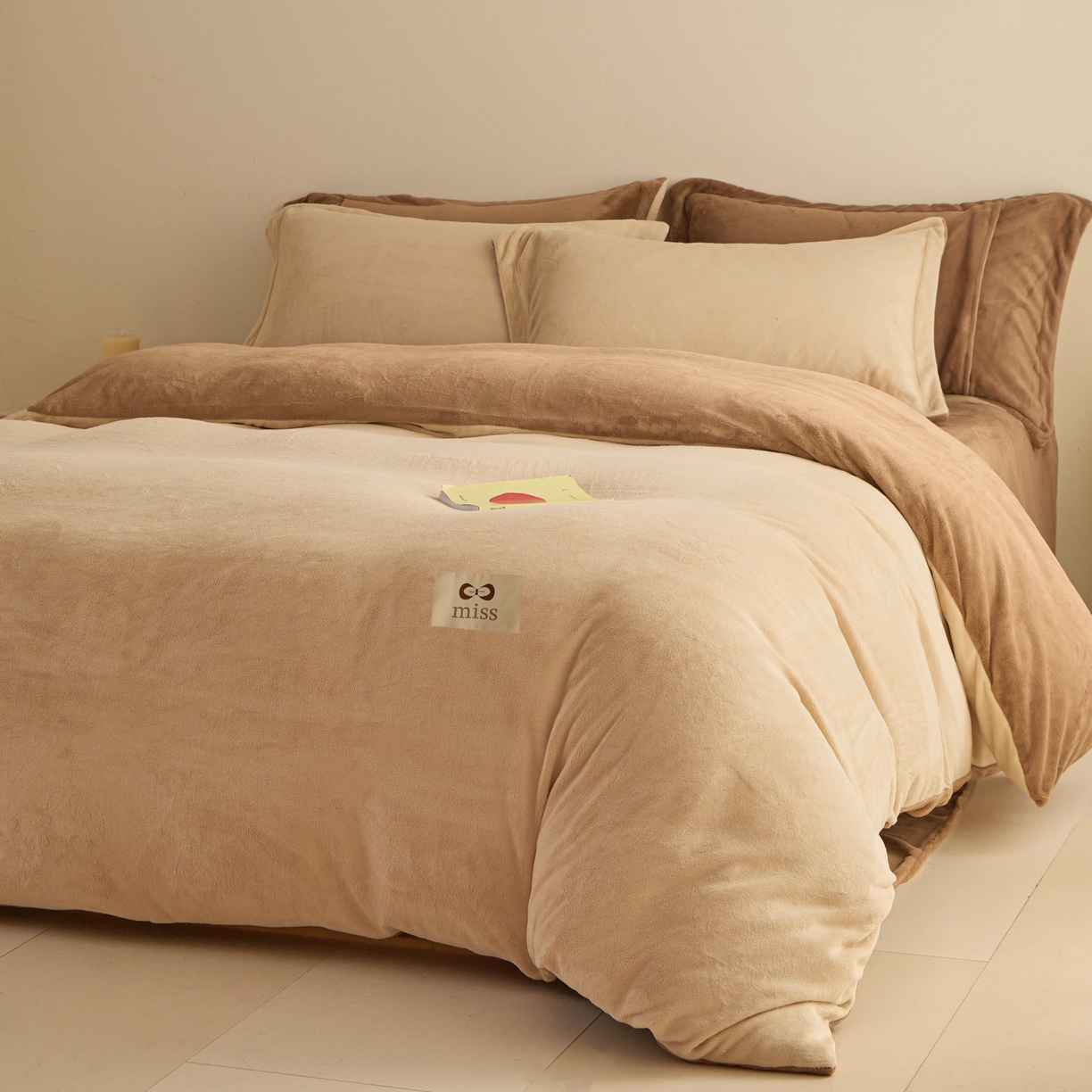 91家纺网 家纺一手货源 找家纺 鑫琪莱家纺 2025新款高克重牛奶绒双拼四件套 杏仁奶咖