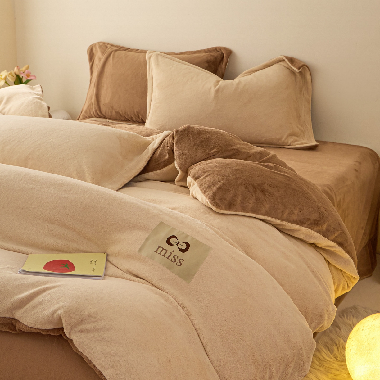 91家纺网 家纺一手货源 找家纺 鑫琪莱家纺 2025新款高克重牛奶绒双拼四件套 杏仁奶咖