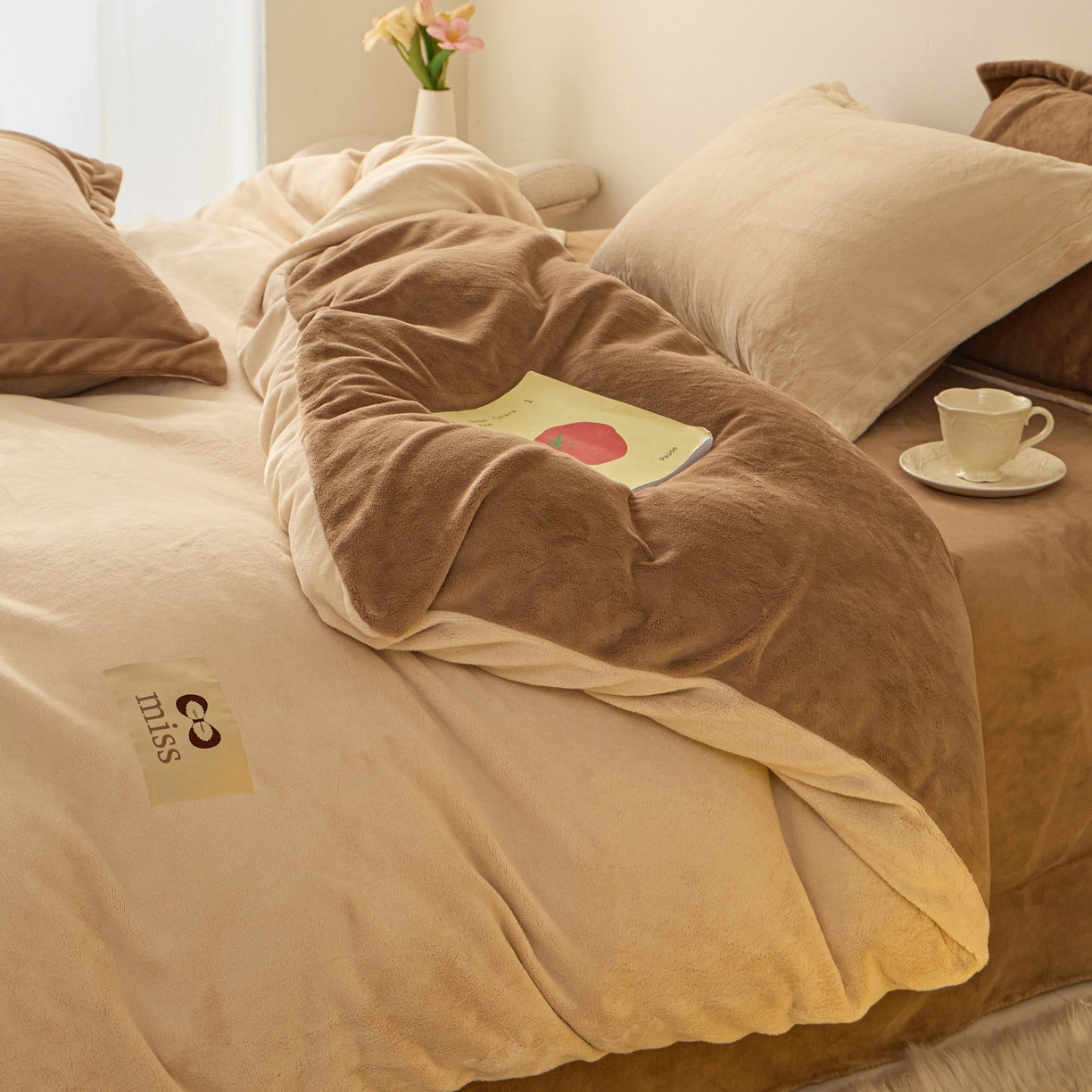 91家纺网 家纺一手货源 找家纺 鑫琪莱家纺 2025新款高克重牛奶绒双拼四件套 杏仁奶咖