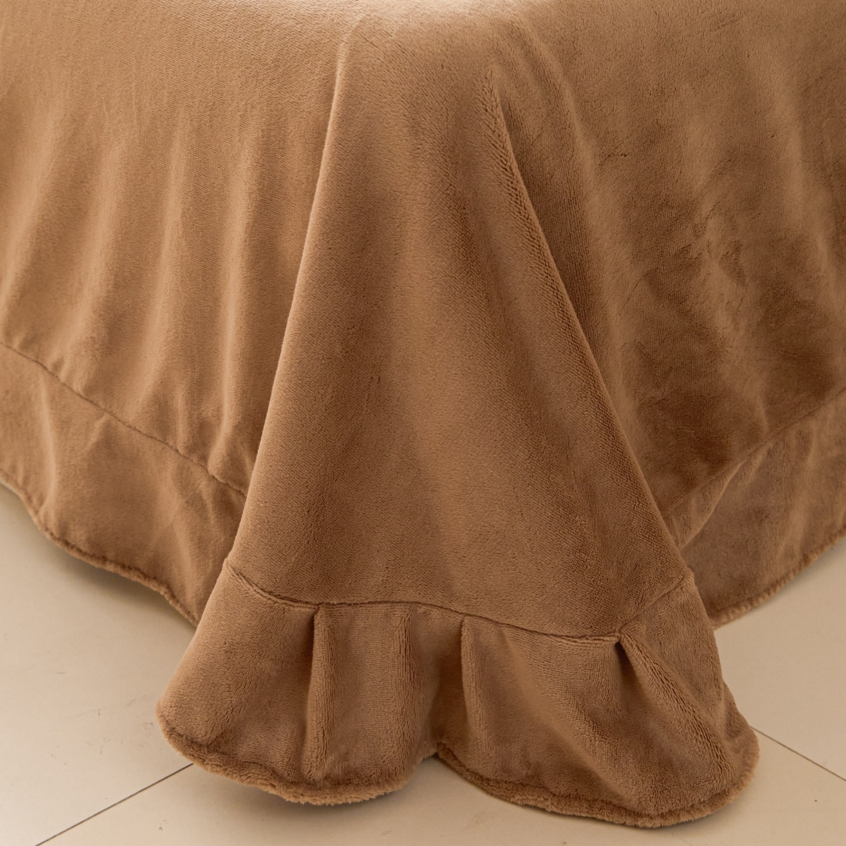 91家纺网 家纺一手货源 找家纺 鑫琪莱家纺 2025新款高克重牛奶绒双拼四件套 杏仁奶咖