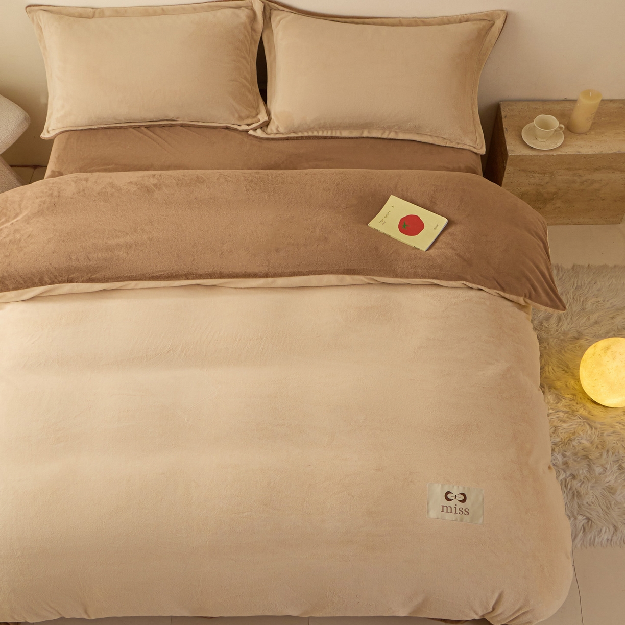 91家纺网 家纺一手货源 找家纺 鑫琪莱家纺 2025新款高克重牛奶绒双拼四件套 杏仁奶咖