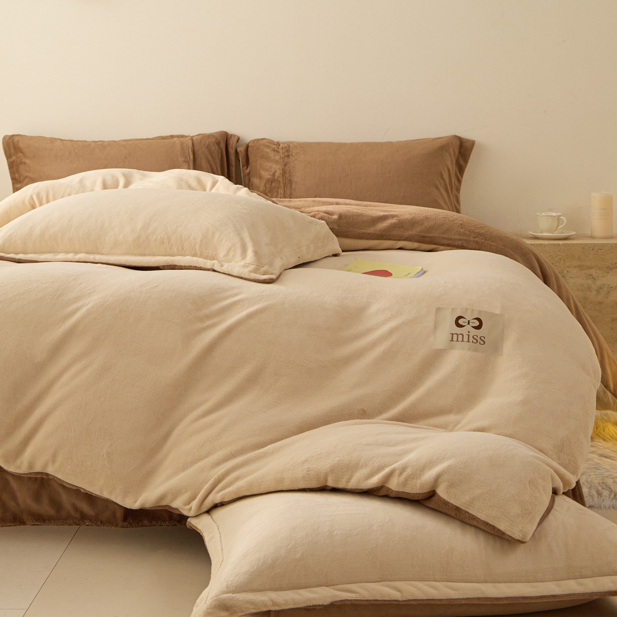 91家纺网 家纺一手货源 找家纺 鑫琪莱家纺 2025新款高克重牛奶绒双拼四件套 杏仁奶咖