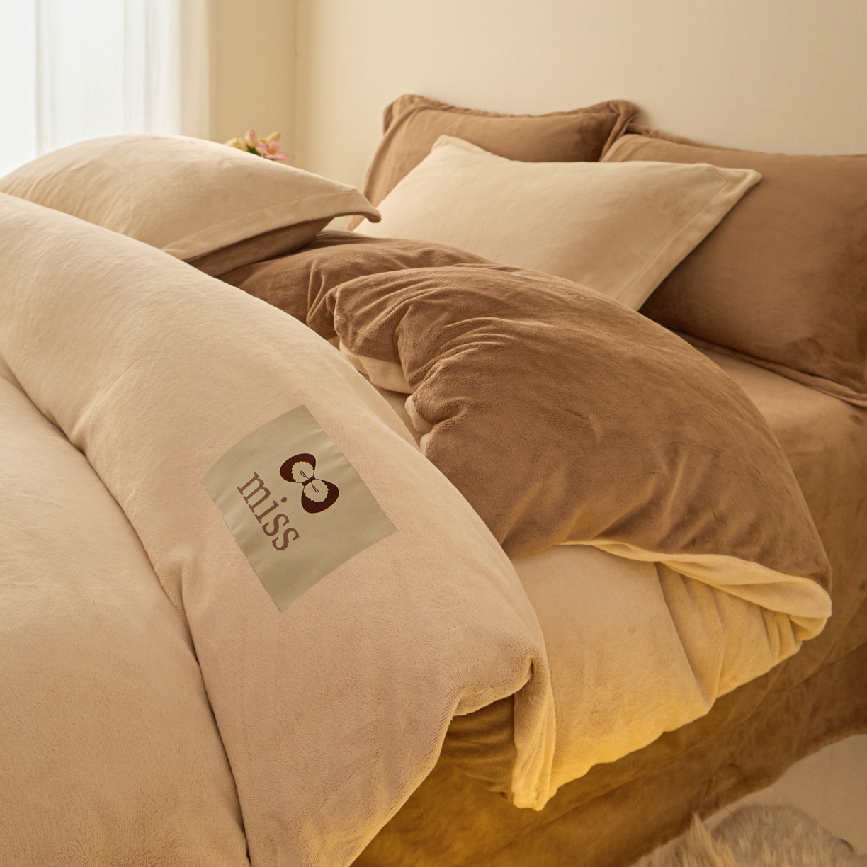 91家纺网 家纺一手货源 找家纺 鑫琪莱家纺 2025新款高克重牛奶绒双拼四件套 杏仁奶咖