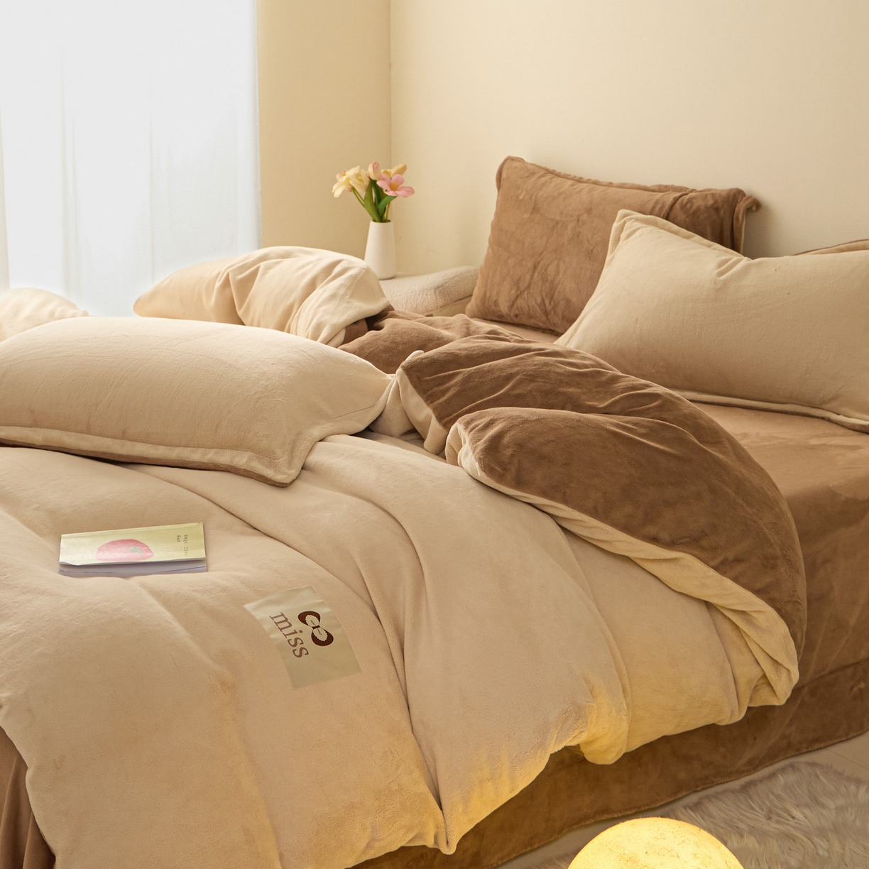 91家纺网 家纺一手货源 找家纺 鑫琪莱家纺 2025新款高克重牛奶绒双拼四件套 杏仁奶咖