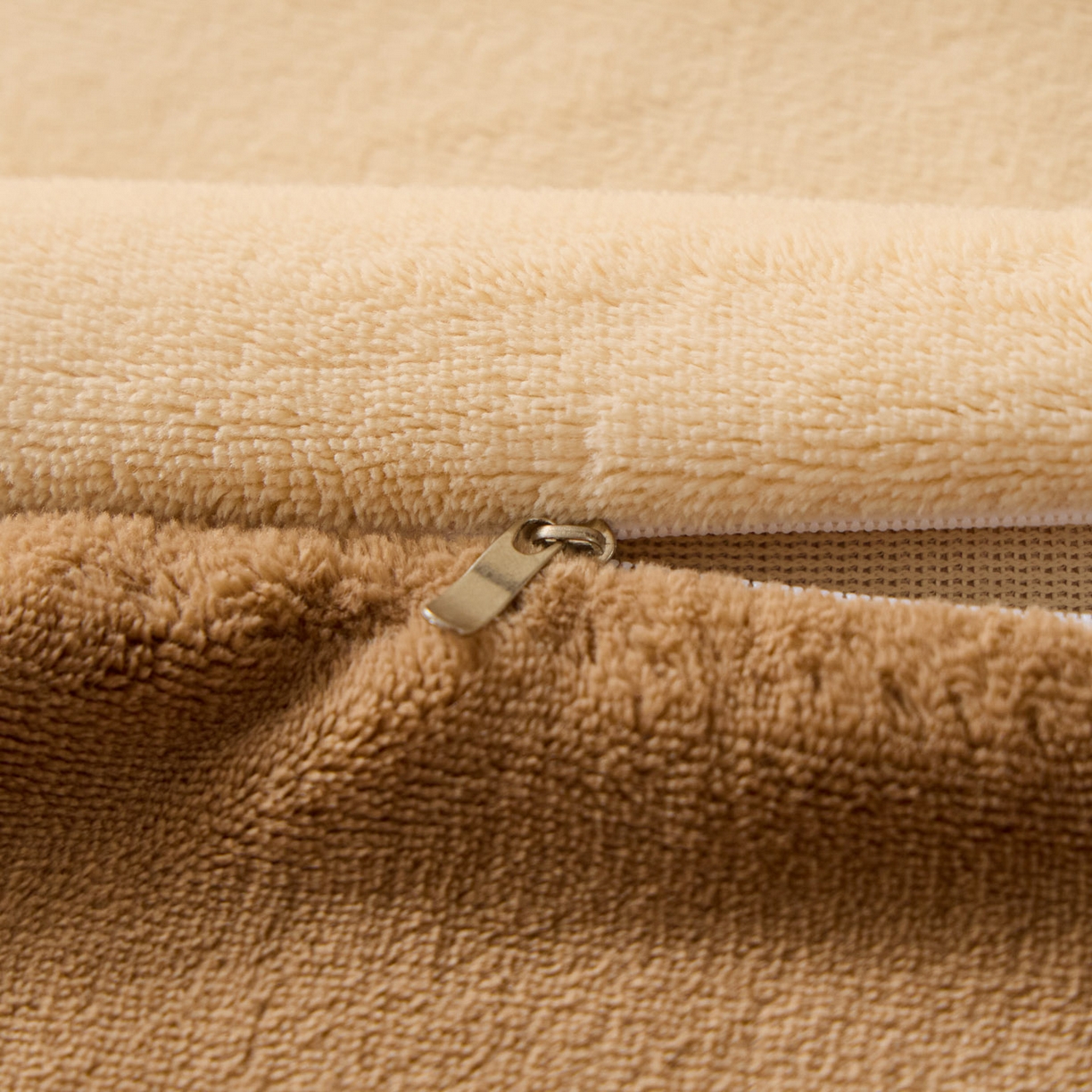 91家纺网 家纺一手货源 找家纺 鑫琪莱家纺 2025新款高克重牛奶绒双拼四件套 杏仁奶咖