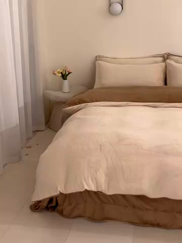 91家纺网 家纺一手货源 找家纺 鑫琪莱家纺 2025新款高克重牛奶绒双拼四件套 杏仁奶咖