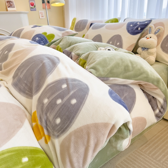 91家纺网 家纺一手货源 找家纺 印季家纺 2025新款加厚印花保暖牛奶绒四件套 奇妙草莓