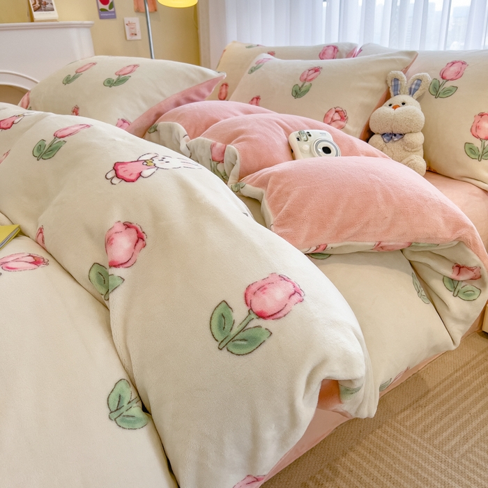 91家纺网 家纺一手货源 找家纺 印季家纺 2025新款加厚印花保暖牛奶绒四件套 郁兔-粉