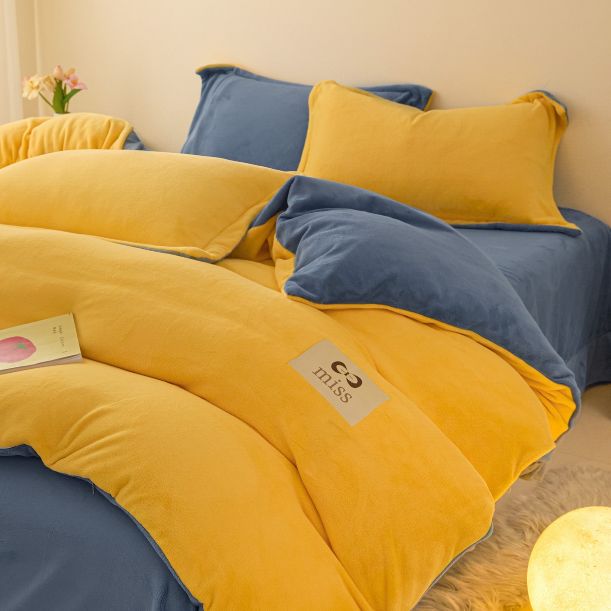 91家纺网 家纺一手货源 找家纺 鑫琪莱家纺 2025新款高克重牛奶绒双拼四件套 柠檬黄风暴蓝
