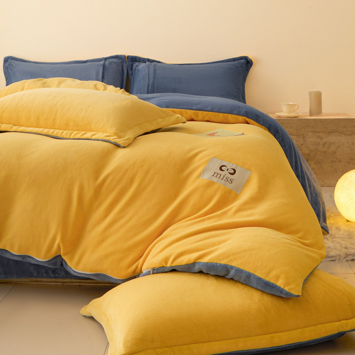 91家纺网 家纺一手货源 找家纺 鑫琪莱家纺 2025新款高克重牛奶绒双拼四件套 柠檬黄风暴蓝
