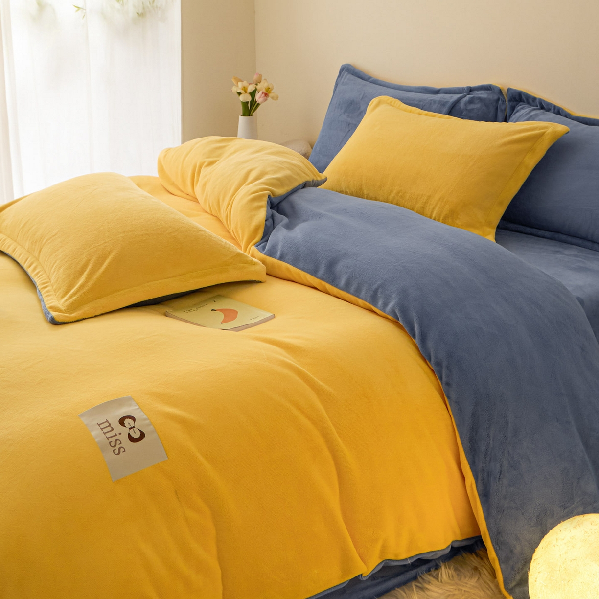 91家纺网 家纺一手货源 找家纺 鑫琪莱家纺 2025新款高克重牛奶绒双拼四件套 柠檬黄风暴蓝