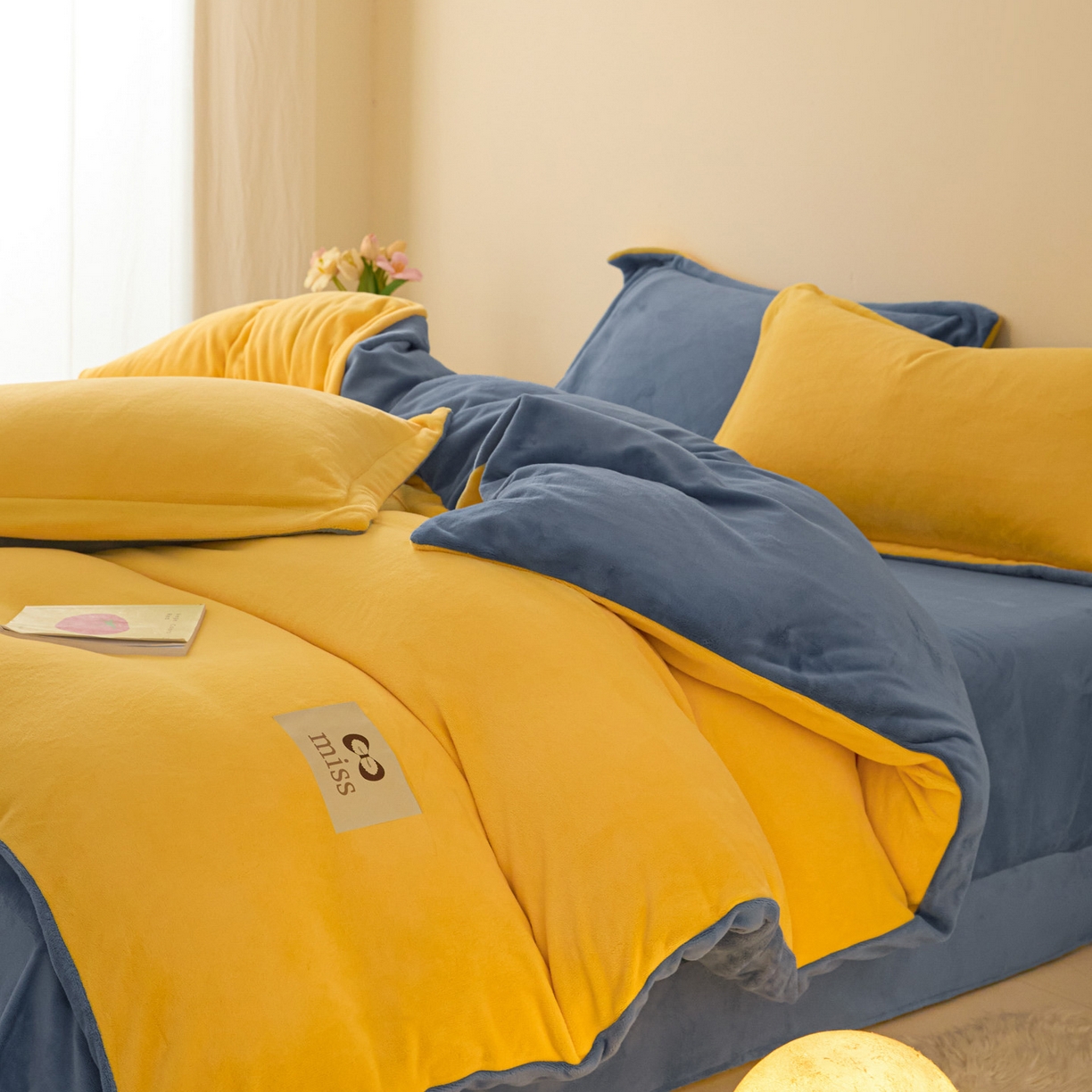 91家纺网 家纺一手货源 找家纺 鑫琪莱家纺 2025新款高克重牛奶绒双拼四件套 柠檬黄风暴蓝