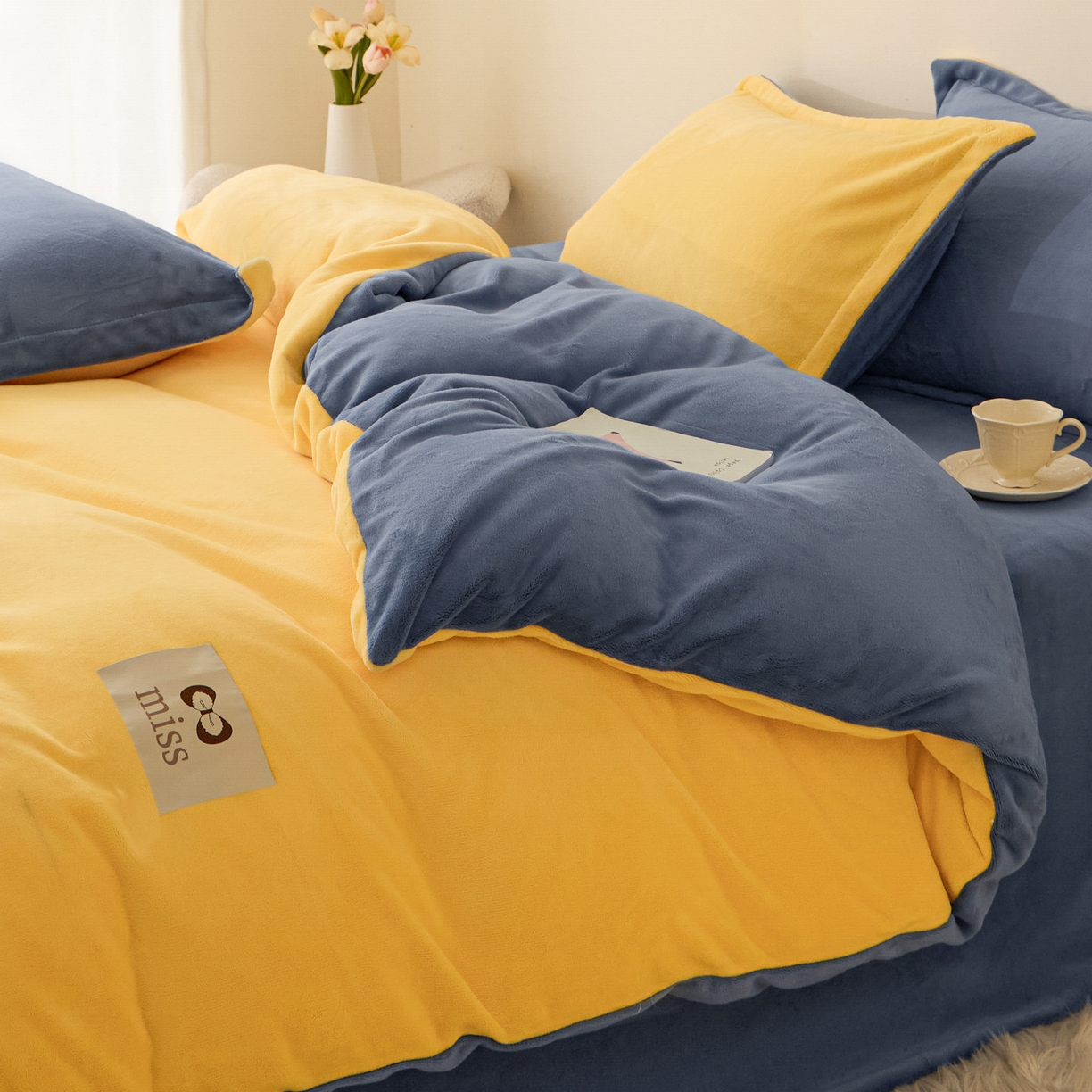 91家纺网 家纺一手货源 找家纺 鑫琪莱家纺 2025新款高克重牛奶绒双拼四件套 柠檬黄风暴蓝