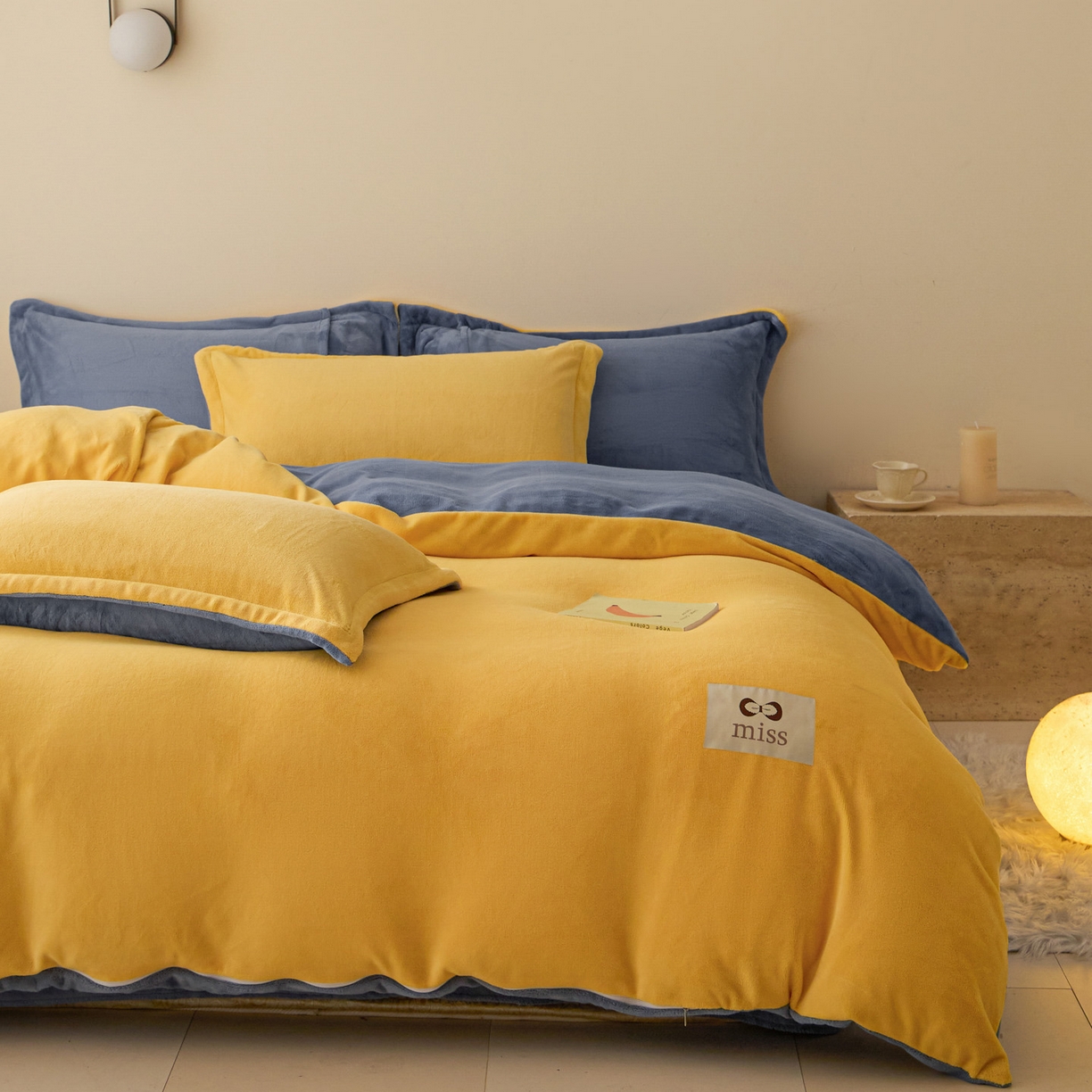 91家纺网 家纺一手货源 找家纺 鑫琪莱家纺 2025新款高克重牛奶绒双拼四件套 柠檬黄风暴蓝