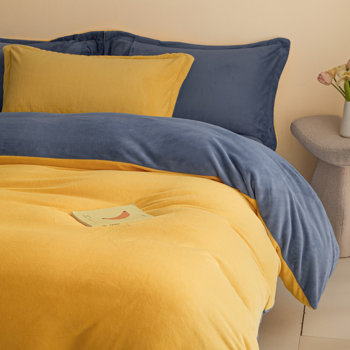 91家纺网 家纺一手货源 找家纺 鑫琪莱家纺 2025新款高克重牛奶绒双拼四件套 柠檬黄风暴蓝