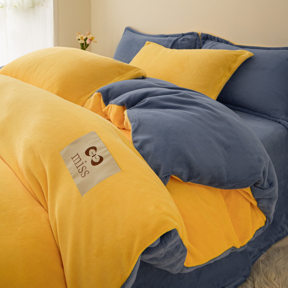 91家纺网 家纺一手货源 找家纺 鑫琪莱家纺 2025新款高克重牛奶绒双拼四件套 柠檬黄风暴蓝