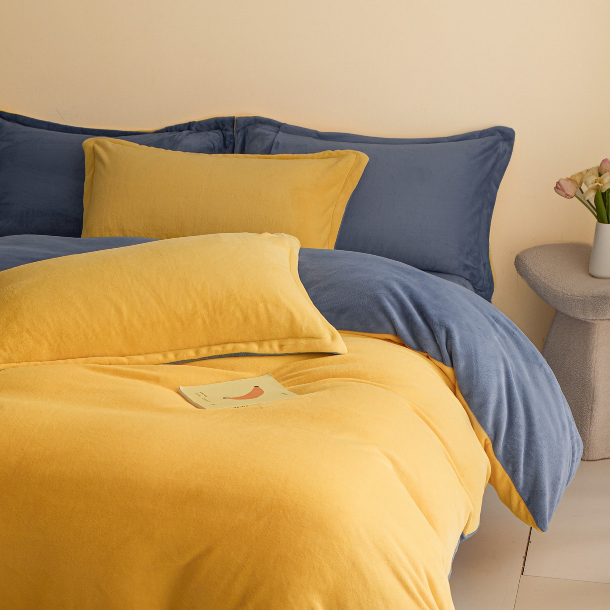 91家纺网 家纺一手货源 找家纺 鑫琪莱家纺 2025新款高克重牛奶绒双拼四件套 柠檬黄风暴蓝