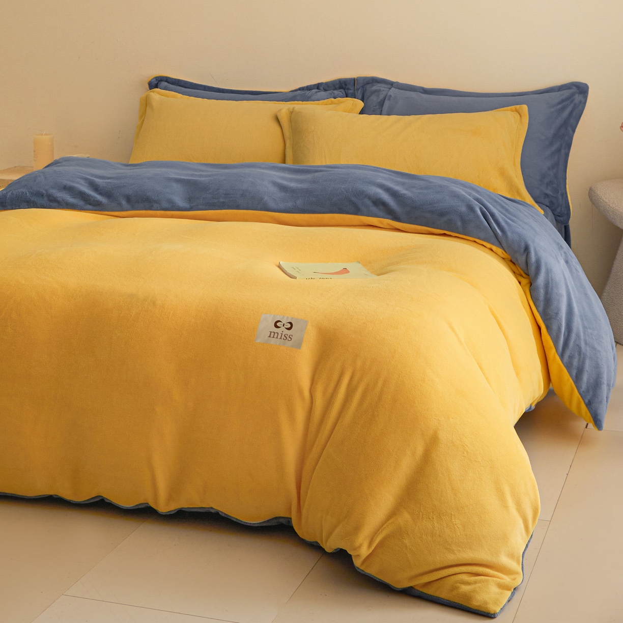 91家纺网 家纺一手货源 找家纺 鑫琪莱家纺 2025新款高克重牛奶绒双拼四件套 柠檬黄风暴蓝