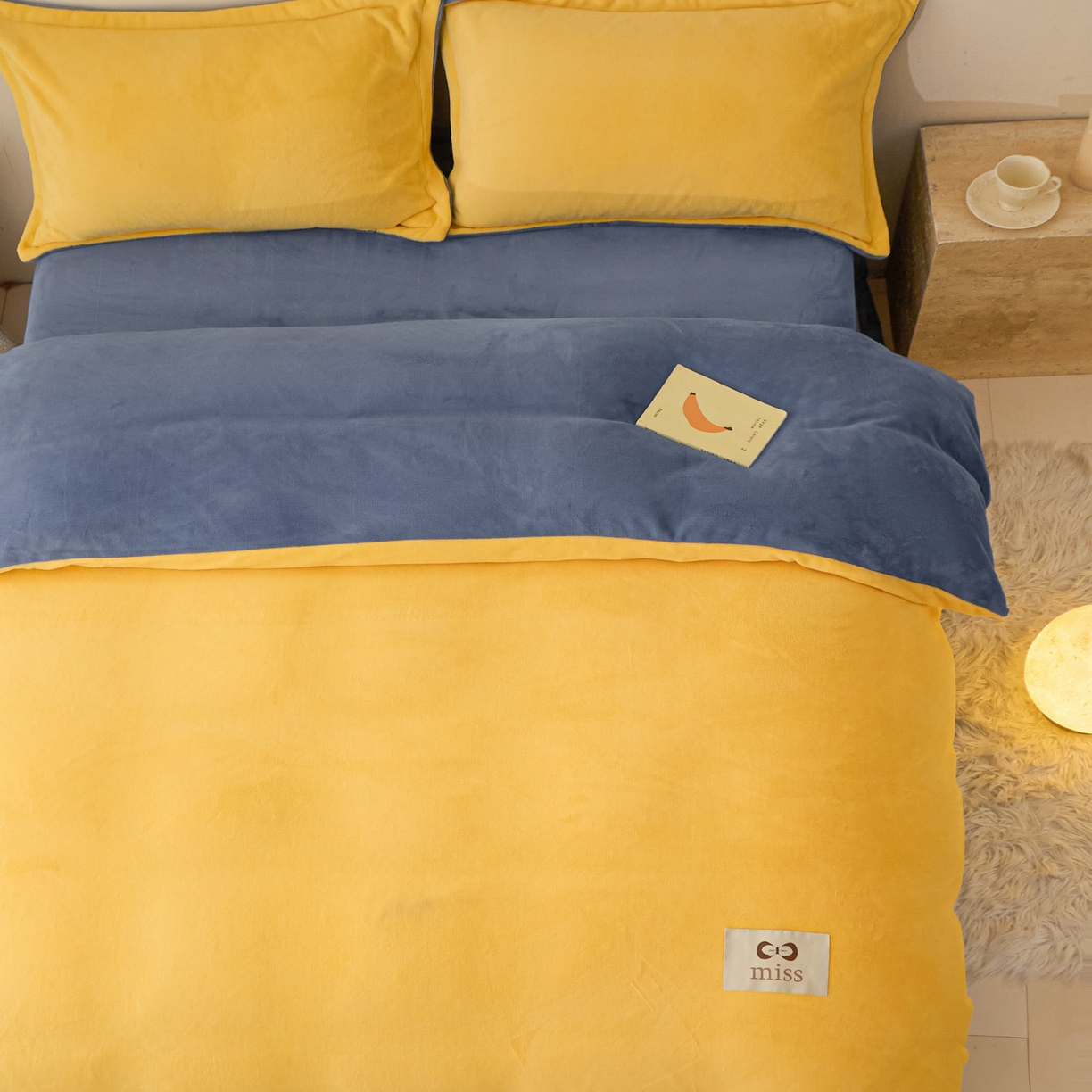 91家纺网 家纺一手货源 找家纺 鑫琪莱家纺 2025新款高克重牛奶绒双拼四件套 柠檬黄风暴蓝