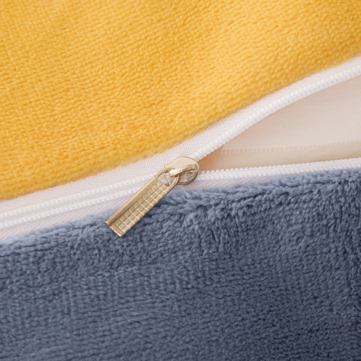 91家纺网 家纺一手货源 找家纺 鑫琪莱家纺 2025新款高克重牛奶绒双拼四件套 柠檬黄风暴蓝