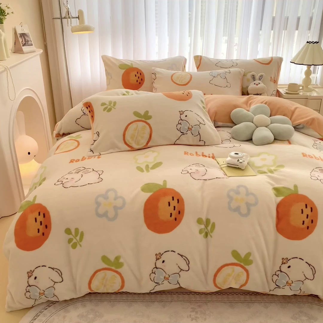 91家纺网 家纺一手货源 找家纺 印季家纺 2025新款加厚印花保暖牛奶绒四件套 橙小兔