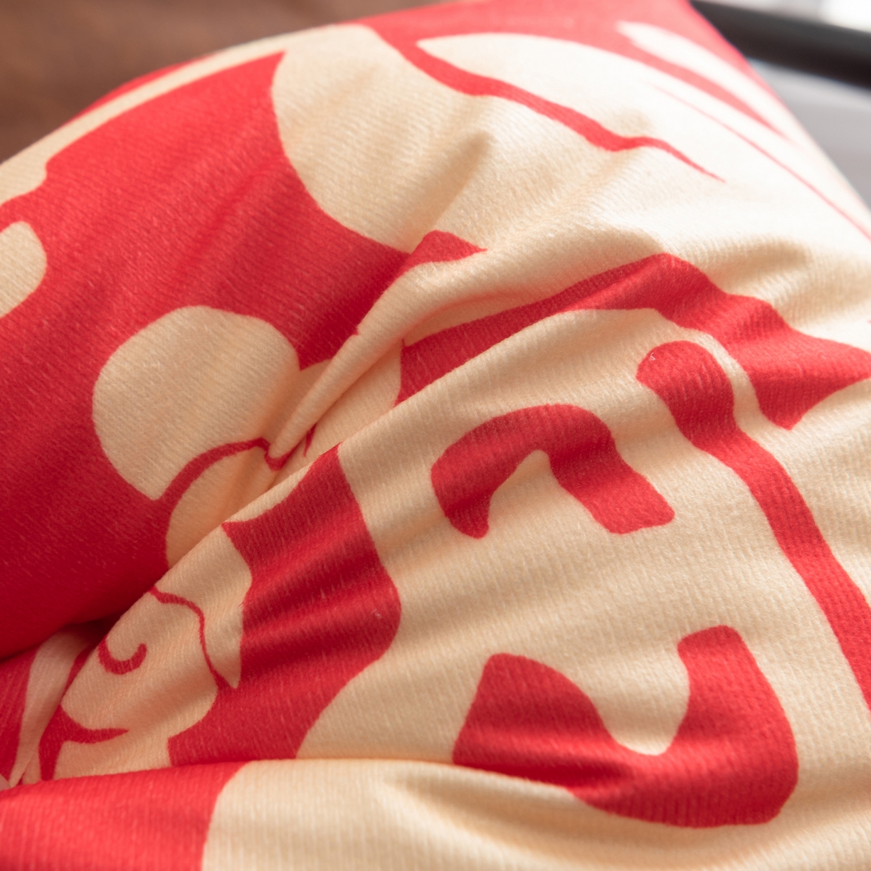 91家纺网 家纺一手货源 找家纺 博笔熊家纺 2025新款马年可爱短毛绒抱枕 马上有福