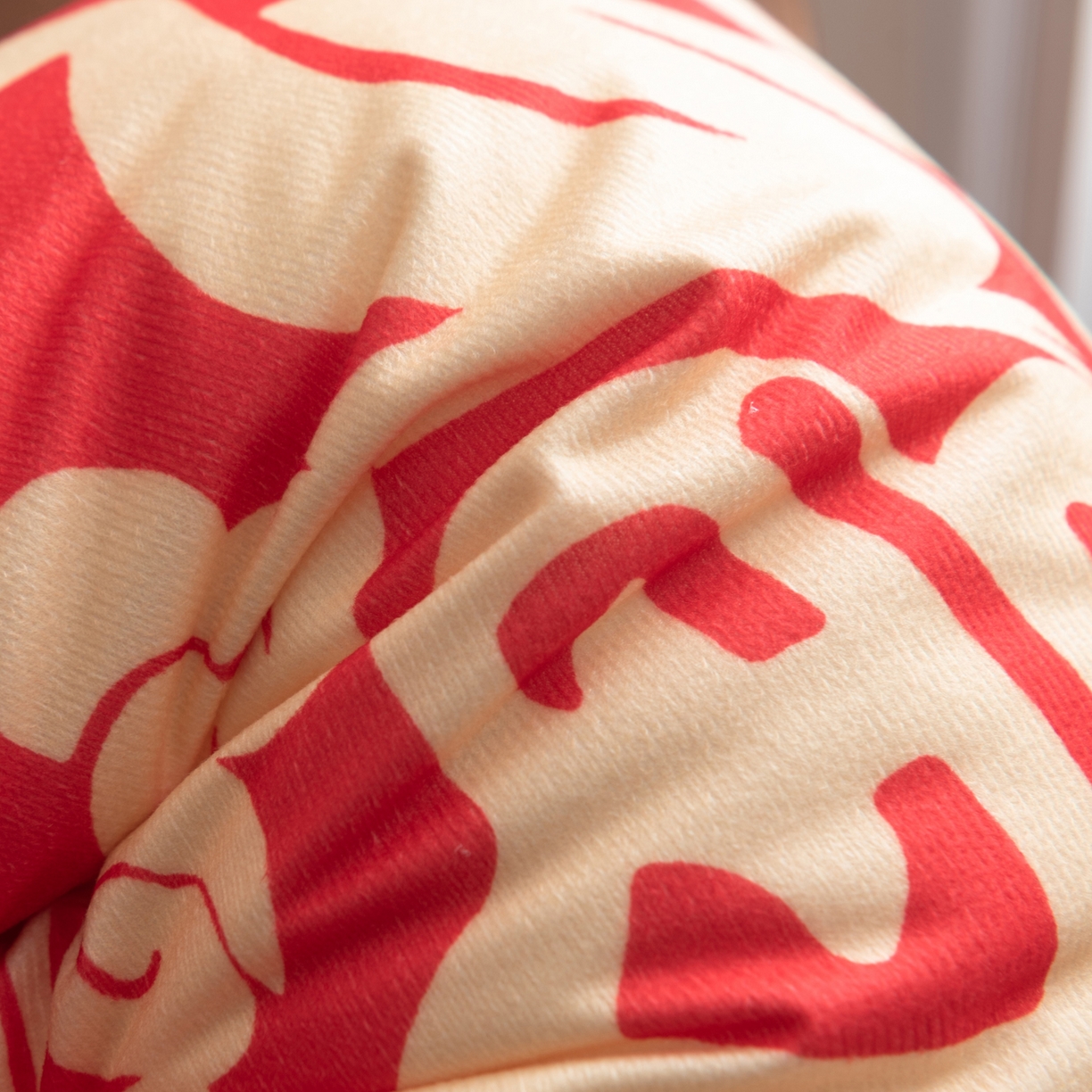 91家纺网 家纺一手货源 找家纺 博笔熊家纺 2025新款马年可爱短毛绒抱枕 马上有福