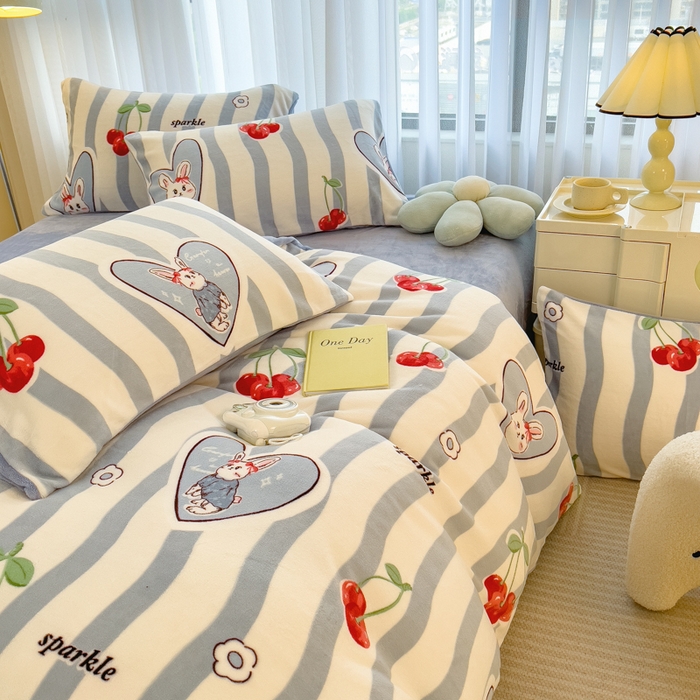 91家纺网 家纺一手货源 找家纺 印季家纺 2025新款加厚印花保暖牛奶绒四件套 赤茶樱桃