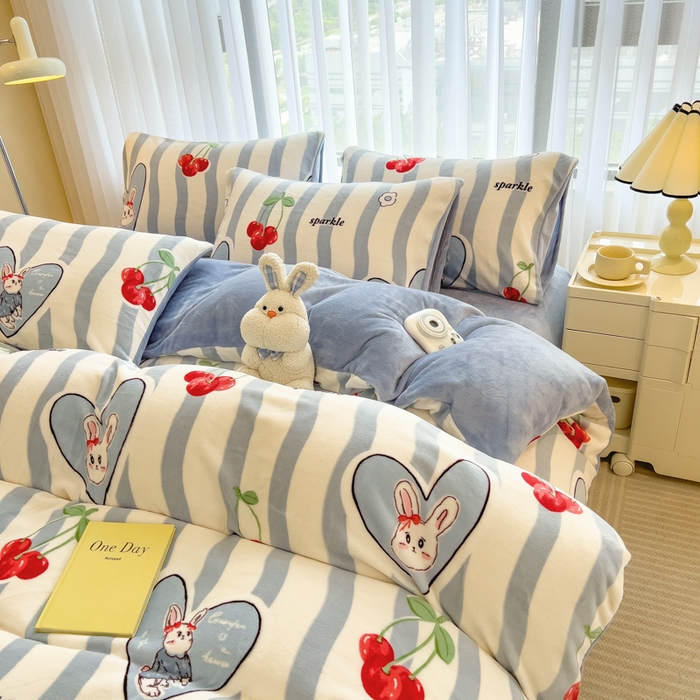 91家纺网 家纺一手货源 找家纺 印季家纺 2025新款加厚印花保暖牛奶绒四件套 赤茶樱桃