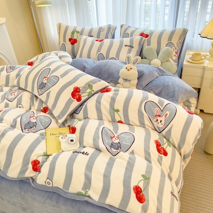 91家纺网 家纺一手货源 找家纺 印季家纺 2025新款加厚印花保暖牛奶绒四件套 赤茶樱桃