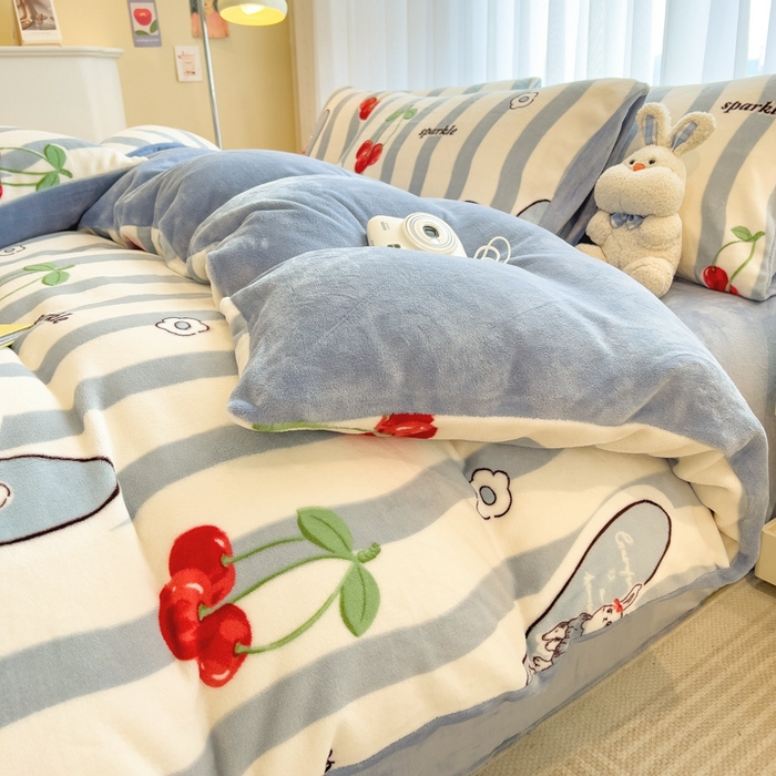 91家纺网 家纺一手货源 找家纺 印季家纺 2025新款加厚印花保暖牛奶绒四件套 赤茶樱桃