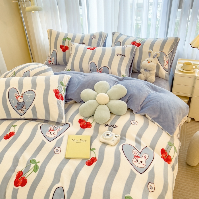 91家纺网 家纺一手货源 找家纺 印季家纺 2025新款加厚印花保暖牛奶绒四件套 赤茶樱桃