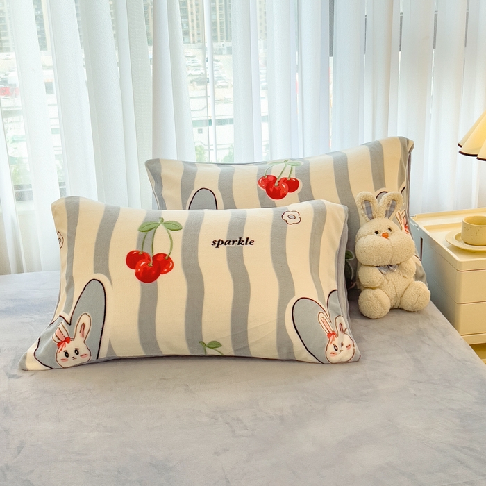 91家纺网 家纺一手货源 找家纺 印季家纺 2025新款加厚印花保暖牛奶绒四件套 赤茶樱桃