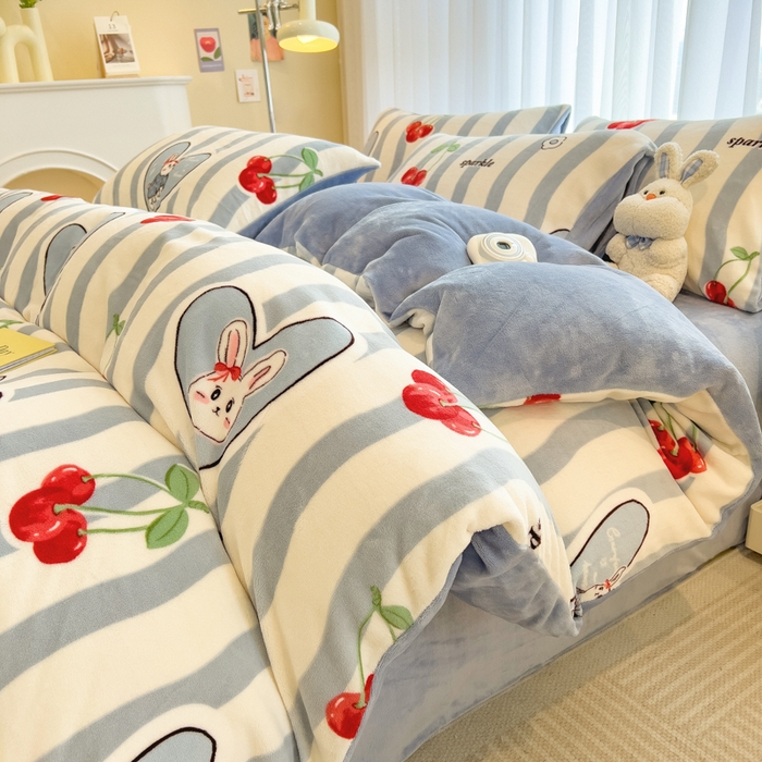 91家纺网 家纺一手货源 找家纺 印季家纺 2025新款加厚印花保暖牛奶绒四件套 赤茶樱桃