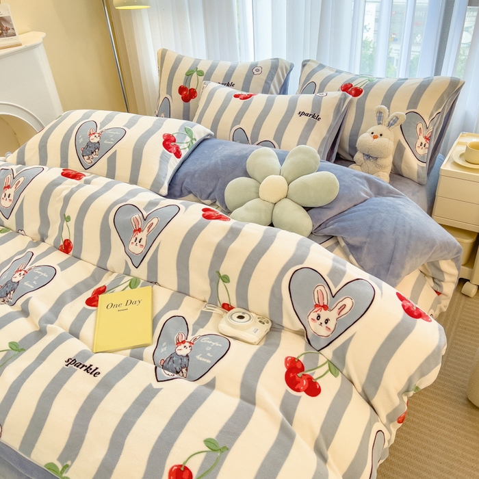 91家纺网 家纺一手货源 找家纺 印季家纺 2025新款加厚印花保暖牛奶绒四件套 赤茶樱桃