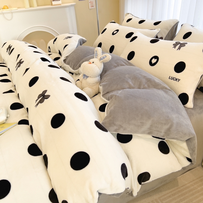 91家纺网 家纺一手货源 找家纺 印季家纺 2025新款加厚印花保暖牛奶绒四件套 点点幸运-黑