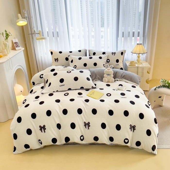 91家纺网 家纺一手货源 找家纺 印季家纺 2025新款加厚印花保暖牛奶绒四件套 点点幸运-黑